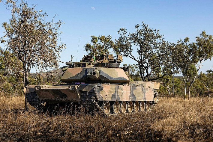 Cần nhắc lại rằng, gần đây chính quyền Australia đã bàn giao cho Kiev những chiếc xe tăng M1A1 Abrams AIM đã bị loại khỏi biên chế. Tuy nhiên, sau khi chịu tổn thất, AFU không vội vàng triển khai chúng, mà giữ lại cho thời điểm thích hợp hơn. Có vẻ như với sự xuất hiện của thời tiết sương mù, Bộ Tổng tham mưu AFU đã quyết định rằng thời điểm đó đã đến và đưa số xe tăng “của để giành” này vào chiến đấu.