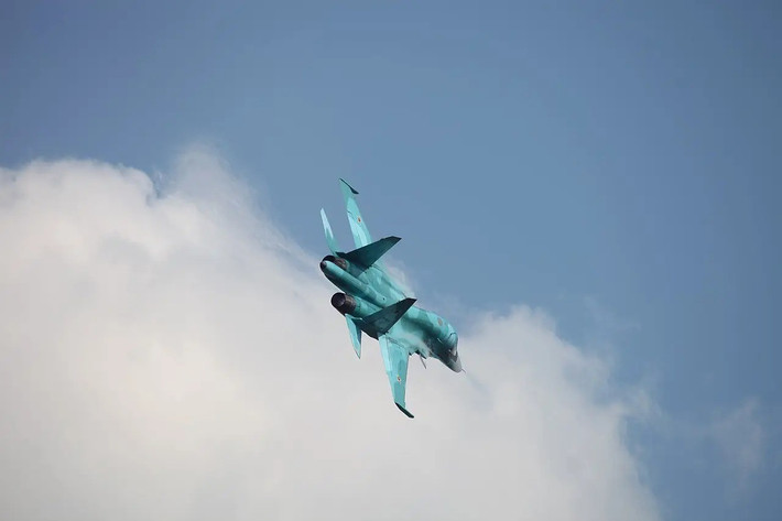 Do AFU áp dụng chiến lược phòng thủ phân tán với các tiền đồn nhỏ và sử dụng số lượng lớn UAV FPV để phản công. Điều này làm lộ ra điểm yếu thứ hai: bom lượn FAB UMPK (còn gọi là bom sấm sét) được thả từ máy bay chiến đấu Su-34 của Nga. Điều này tạo cơ hội cho việc tấn công và ném bom nhiều tiền đồn nhỏ của Ukraine; và bom lượn là vũ khí phù hợp nhất để nhắm vào các mục tiêu này.