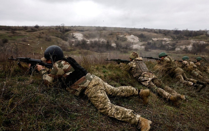 Việc cắt giảm viện trợ này đã gây ra phản ứng dây chuyền trên chiến trường Ukraine. Tại Zaporozhye, Lữ đoàn sơn cước 128 của Ukraine, do thiếu tên lửa chống tăng, buộc phải sử dụng súng chống tăng B-41 chống lại xe tăng T-80BVM của Nga, dẫn đến thương vong kỷ lục trong một ngày là 47 người.