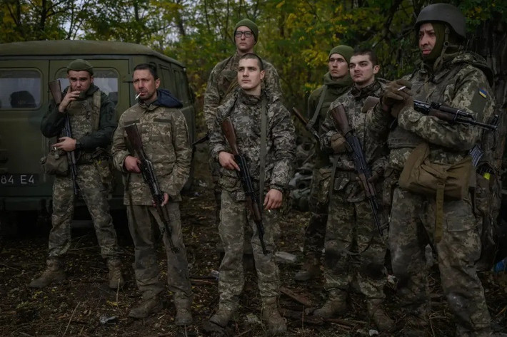 Mặt khác, Kiev vẫn kiên quyết không để Pokrovsk thất thủ; với chiến dịch đổ bộ bằng trực thăng, đã bị những nhà phân tích quân sự chỉ trích là "nhiệm vụ tự sát". Và bất chấp lời kêu gọi của các chỉ huy tiền tuyến, xin rút lui khỏi Pokrovsk, thì Kiev vẫn tiếp tục tung quân vào đây để hỏa lực Nga tàn sát.