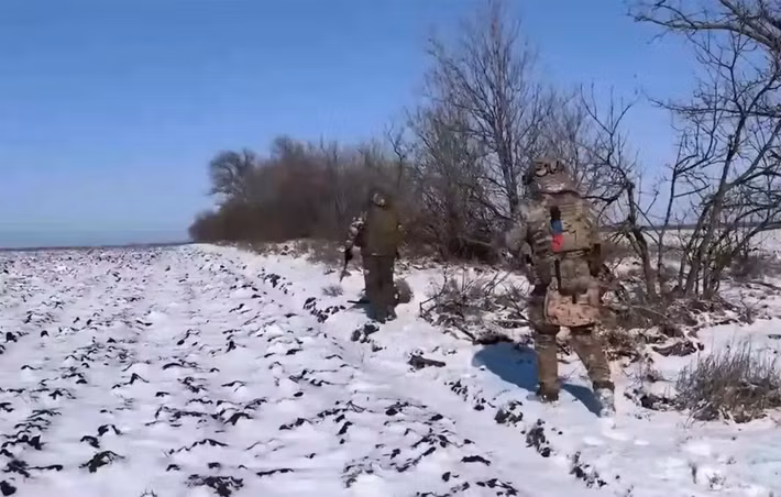 Kênh Muchnoy cho biết thêm, quân Nga hiện đang liên tục củng cố vị trí của mình tại các khu định cư đã chiếm được, mở rộng vùng kiểm soát và tạo thế cho việc tiến sâu hơn nữa về phía các điểm phòng thủ trọng yếu của Lực lượng vũ trang Ukraine.