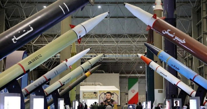 Con át chủ bài đầu tiên là Iran sở hữu một hệ thống công nghiệp quốc phòng độc lập. Chìa khóa để sở hữu nhiều tên lửa hơn, không phải là kho dự trữ, mà là năng lực sản xuất. Theo các đánh giá trước đây của các cơ quan tình báo Mỹ, trước chiến tranh, Iran sở hữu hơn 3.000 tên lửa đạn đạo.