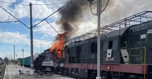 Để đáp trả, Quân đội Nga (RFAF) đã phát động một cuộc tấn công quy mô lớn vào cơ sở hạ tầng của Ukraine. Giống như một cơn bão “siêu cấp”, cuộc tấn công của RFAF đã càn quét và phá hủy cơ sở hạ tầng của Ukraine. Một trong những mục tiêu chính là hệ thống đường sắt Ukraine.