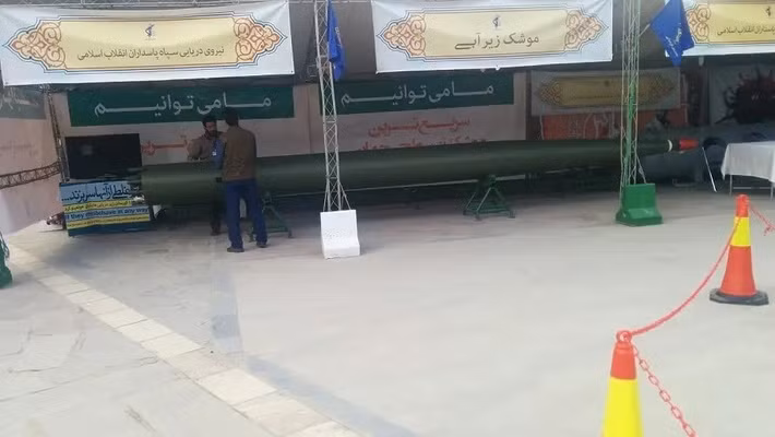 Iran cũng sở hữu những loại vũ khí có nguồn gốc từ thời Liên Xô, có năng lực chống hạm tương đối tốt; mặc dù nó vẫn chưa được thử nghiệm trong thực chiến. Một trong những loại vũ khí như vậy, có khả năng đóng vai trò then chốt ở eo biển Hormuz, chắc chắn là ngư lôi siêu tạo khoang Hoot hay Whale.