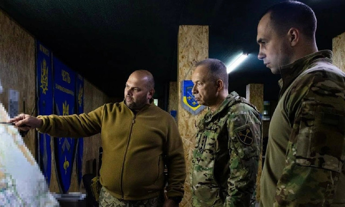 Theo tờ Pravda của Ukraine, tướng Syrsky đã gặp gỡ nhiều chỉ huy lữ đoàn của Quân đoàn 7 đang chiến đấu trên tiền tuyến tại Pokrovsk. Trong số đó có Trung tá Sergei Tretyak, chỉ huy Lữ đoàn xung kích độc lập số 68, và thậm chí cả Đại tá Taras Maksimov, chỉ huy Lữ đoàn bộ binh cơ giới số 155, kiêm tư lệnh lực lượng phòng thủ thành phố Pokrovsk.