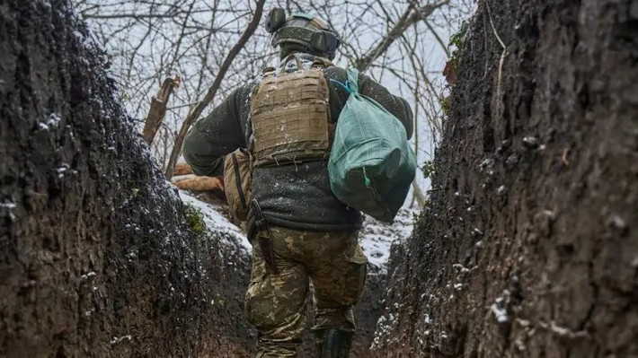 Vấn đề là Huliaipole là một thành phố nhỏ, không có nhiều tòa nhà cao tầng. Hơn nữa, hầu hết chúng đều đã bị phá hủy hoặc nằm dưới sự kiểm soát của lực lượng Nga. Theo các nhà phân tích, thực tế này đang buộc quân Ukraine phải rút lui về vùng ngoại ô thành phố, tìm nơi trú ẩn trong các nhà dân.
