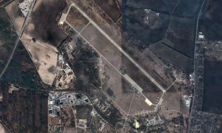 Vào đêm ngày 8/2, căn cứ này đầu tiên bị tấn công bởi sáu tên lửa đạn đạo Iskander-M, và sau đó, gần nửa đêm, bị tấn công thêm ít nhất ba tên lửa cùng loại. Các nhân chứng cho biết đã nhìn thấy ngọn lửa và các vụ nổ thứ cấp, mô tả cảnh tượng vô cùng kinh hoàng.