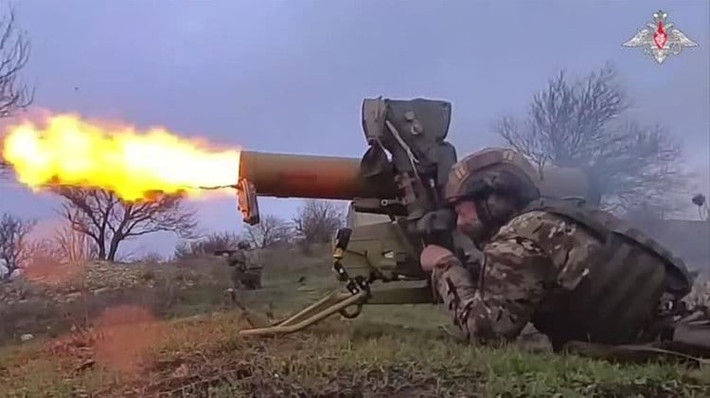 Quân đội Nga (RFAF) đã tiến đến hợp lưu của hai con sông Naumikha và Gruzskaya, và các trận đánh giành khu vực có các nông trại trồng rau, chỉ cách ranh giới thành phố Kostiantynivka vài trăm mét. Các nông trại trồng rau này, nằm ngay trong ranh giới thành phố.