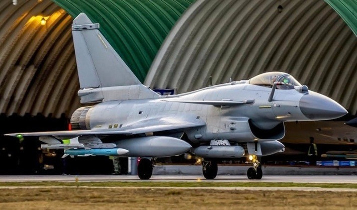 Hợp đồng 9 tỷ USD cho 42 chiếc J-10C, với các hợp đồng chi tiết đến mức “dường như đã được ký kết”. Các chi tiết, chẳng hạn như "Bộ trưởng Quốc phòng Indonesia đã đích thân xác nhận", hay "Bộ trưởng Tài chính đã phê duyệt ngân sách" đã xuất hiện trên các mặt báo chính thống của Indonesia.