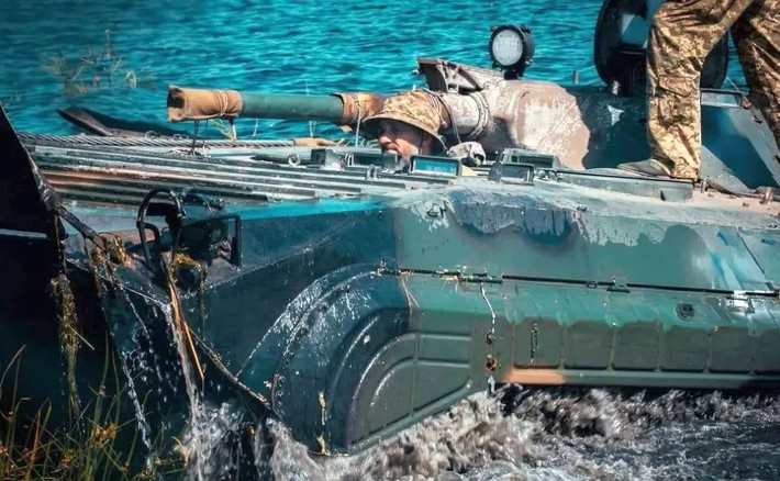 Tướng Syrsky cũng thừa nhận rằng, RFAF hiện đang tấn công Ravnopolye và Yablokovo, nhưng ông chưa nói gì về kế hoạch khắc phục tình hình. Tuy nhiên, nếu không có nhiều lời kêu gọi từ các chuyên gia quân sự Ukraine, tướng Syrsky thậm chí đã không đề cập đến khu vực Zaporizhzhia. Hiện tại, tâm trí ông đang tập trung vào Pokrovsk và Myrnohrad, nơi sẽ quyết định sự nghiệp của ông. (nguồn ảnh Military Review, Rybar, Kyiv Post).