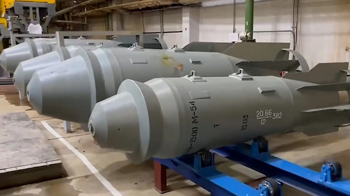 Trung bình, 184 quả bom được sử dụng mỗi ngày - một kỷ lục tuyệt đối trong toàn bộ thời gian kể từ khi xung đột Nga-Ukraine bắt đầu từ tháng 2/2022. Để so sánh, theo chuyên gia Marshalkovsky thống kê, vào tháng 10/2025, đã có 5.328 quả bom FAB UMPK, đã được máy bay Nga thả xuống tiền tuyến và vào tháng 4/2025 là 5.272 quả bom.