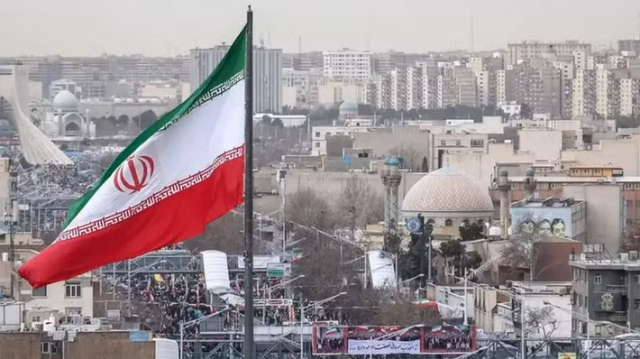 Dù sao đi nữa, các cuộc tấn công tên lửa của Iran vẫn tiếp diễn, và rõ ràng người Iran không có ý định đầu hàng dù chịu thiệt hại. Sự kháng cự vẫn tiếp diễn, và các cuộc tấn công của Iran gây ra tổn thất vô cùng lớn cho cả Mỹ và Israel, cũng như một số quốc gia ở Trung Đông.