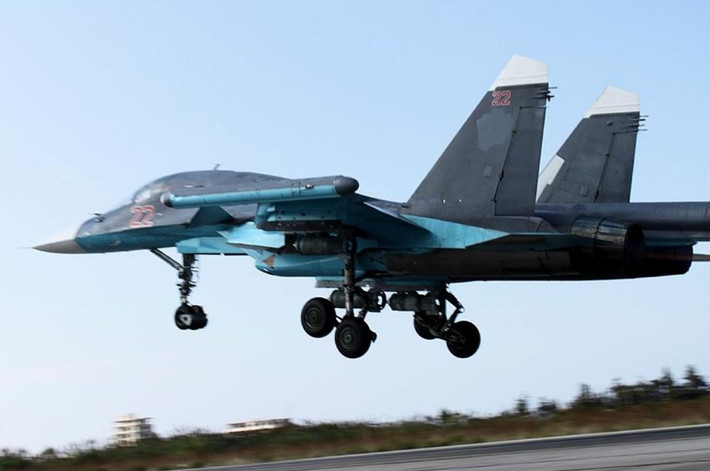 Còn Su-34 tập trung vào việc tiêu diệt các mục tiêu trên mặt đất, với lợi thế về tầm bay xa và tải trọng lớn. Mặc dù thiết kế này không đáp ứng được các tiêu chuẩn của phương Tây, nhưng nó đã chứng minh được giá trị chiến đấu mạnh mẽ trong chiến tranh Nga-Ukraine, đặc biệt là khi Không quân Ukraine dần rơi vào thế bất lợi.