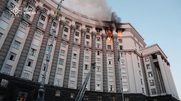 Thái độ mơ hồ này không chỉ có thể ngăn cản Ukraine và phương Tây, mà còn mang lại cho Nga nhiều lợi thế hơn trong các cuộc đàm phán trong tương lai. Logic ra quyết định của Tổng thống Putin dựa trên sự cân nhắc kỹ lưỡng về hậu quả của chiến tranh. Việc Moscow thực hiện một chiến dịch “phẫu thuật nội soi”, có thể khiến Ukraine đoàn kết hơn; nhưng cũng sẽ khiến Nga bị cô lập hơn trong cộng đồng quốc tế.