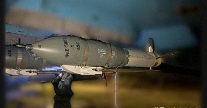 Tầm bay này của bom lượn, cho phép máy bay ném bom Su-34 của Nga giảm thiểu mối đe dọa từ hệ thống phòng không mặt đất của Ukraine, cho phép tấn công vượt ra ngoài tầm bắn của những hệ thống phòng không tiên tiến nhất của Ukraine hiện nay như Patriot do Mỹ sản xuất.