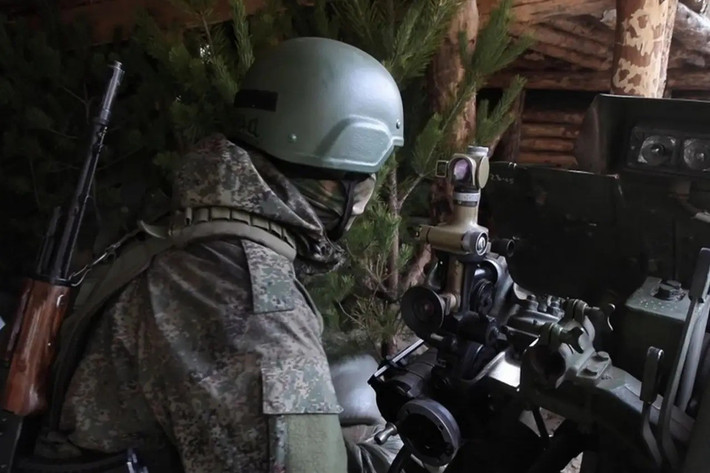 Kênh RVvoenkory cho biết thêm, trên hướng mặt trận Siversk, RFAF đang gia tăng áp lực lên hậu cần của nhóm quân Ukraine đồn trú, tập kích các cứ điểm dọc theo vành đai rừng gần Dronivka và gần tuyến đường sắt. Sau khi kiểm soát Zvanivka, quân Nga vượt sông Bakhmutka và đang tấn công Svyato - Pokrovskoye, tiến về phía trung tâm thành phố từ phía nam và đông bắc.