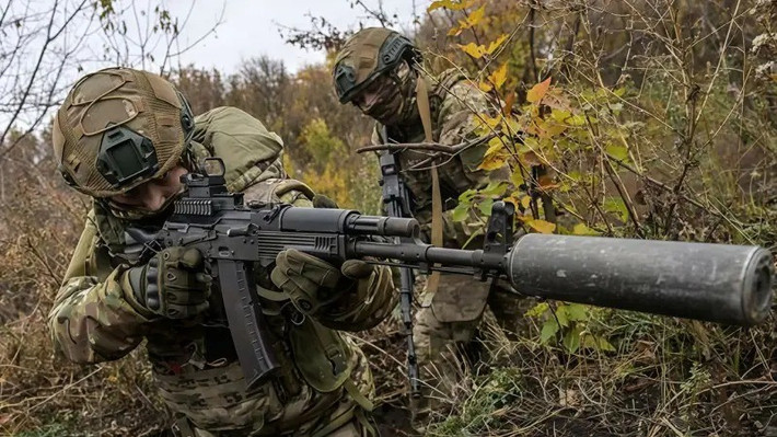 Kênh Rybar cho biết thêm, hiện nay, quân Nga đã cắt đứt mọi tuyến đường tiếp tế chính cho lực lượng đồn trú của AFU tại Seversk. Hôm nay, tuyến đường phía nam, đi qua Svyato-Pokrovskoye, đã bị cắt đứt. Ngôi làng này hiện gần như nằm dưới sự kiểm soát hoàn toàn của RFAF, cũng như vùng ngoại ô phía nam của thành phố.