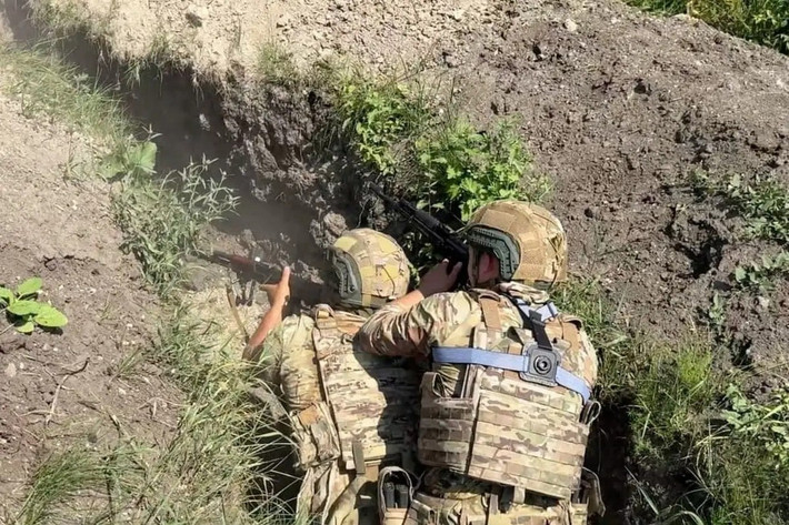 Một nguồn tin Nga có biệt danh "Dark", đưa tin từ mặt mặt trận: "Kẻ thù đang cố gắng đưa bộ binh vào các tầng hầm khu nhà dân ở ngoại ô phía đông Kostyantynivka. Đáp lại, pháo binh và UAV FPV của RFAF đang nhắm mục tiêu vào chúng. Trong khu vực đường sắt, trên các con phố liền kề, có một nghĩa địa thực sự của những chiếc xe bọc thép bị cháy rụi".