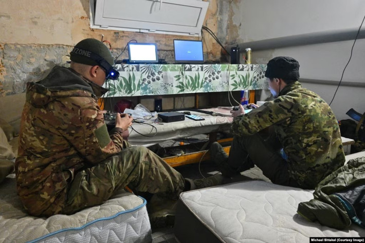 Tờ Kyiv Independent của Ukraine, đưa tin quân đội Nga đang thay đổi chiến thuật tấn công trên chiến trường. Tuy nhiên tại Pokrovsk, AFU có hàng ngàn boongke, ụ súng, đường hầm, cùng các tòa nhà và tầng hầm để xe được sử dụng làm điểm yểm trợ, nên RFAF tiến quân rất “chật vật”.