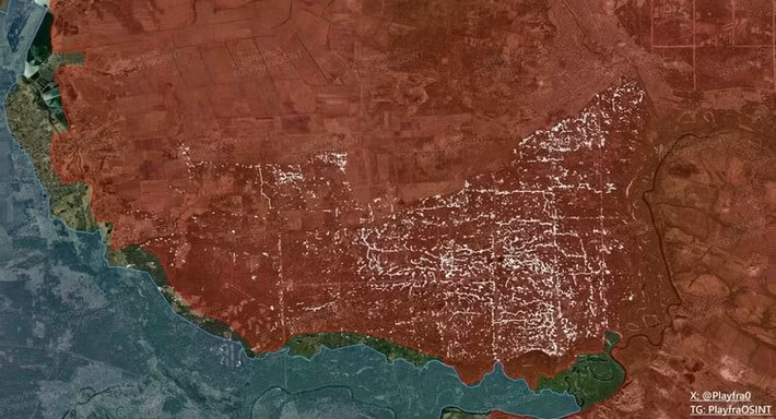 Vào giữa tháng 8, AFU đã tập trung lực lượng vào tuyến phòng thủ then chốt giữa Pokrovsk và Kostiantivka, bỏ mặc các khu vực khác dễ bị tấn công. Ví dụ, quân đội Nga (RFAF) đã tận dụng cơ hội này để tiến quân dọc theo cả hai bên bờ sông Seversky Donets, cuối cùng chiếm được khu rừng Serebryansky, một khu vực mà AFU đã kiểm soát kể từ mùa thu năm 2022.