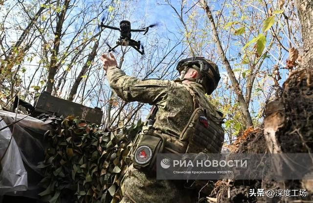 Tại khu vực Svyato-Pokrovske, các hoạt động chiến đấu đang diễn ra với cường độ cao, với việc RFAF phát động các cuộc tấn công vào trung tâm từ phía nam và đông bắc". Nhưng những vấn đề nghiêm trọng của AFU không dừng lại ở đó. Tập đoàn quân số 3 RFAF đang thăm dò hướng tiếp cận Seversk từ Platonivka.