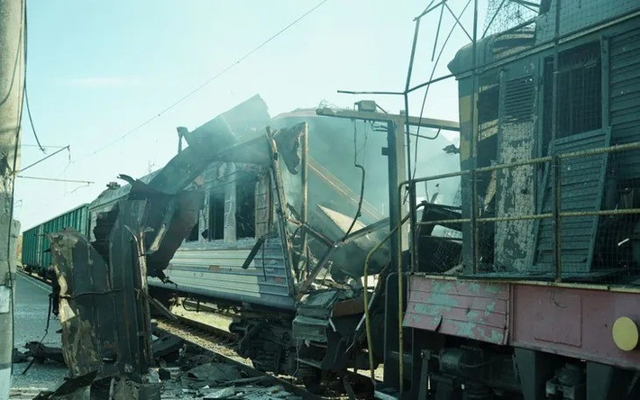 Hệ thống đường sắt của Ukraine giống như một mạng lưới mạch máu dày đặc, hỗ trợ AFU ngăn chặn cuộc tấn công không ngừng nghỉ của 700.000 quân Nga ở tiền tuyến. Và Moskva đang quyết tâm làm tê liệt hệ thống đường sắt Ukraine.