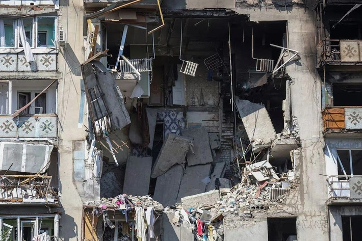 Điều đáng thất vọng hơn nữa là vòng luẩn quẩn sửa chữa rồi lại bị đánh bom, rồi lại sửa chữa. Hơn 80% các tòa nhà ở Kiev bị mất hệ thống sưởi đã bị tấn công ngay sau khi được sửa chữa, và các đội sửa chữa làm việc suốt ngày đêm cũng không thể theo kịp tốc độ thiệt hại.