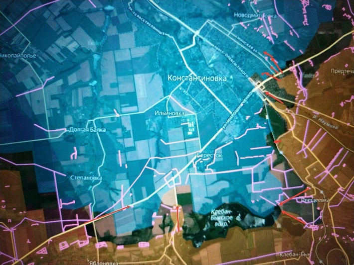 Hiện tại RFAF không chỉ cắt đứt hầu hết các tuyến đường tiếp tế khác và kiểm soát phần đông nam của Konstantinovka, tình hình của lực lượng đồn trú Ukraine tại Kostiantynivka, đang bắt đầu giống với những gì đã xảy ra ở Pokrovsk. Trong thời gian qua, RFAF đã tích cực tạo thế bao vây với thành phố này.