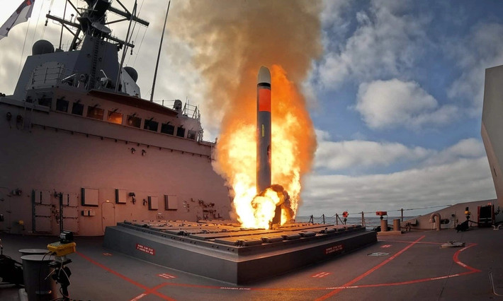 Quan trọng hơn, kể từ khi được đưa vào sử dụng, tên lửa Tomahawk đã tham gia vào nhiều cuộc chiến của quân đội Mỹ; thậm chí còn được sử dụng chủ yếu trong các nhiệm vụ tấn công đầu tiên, và nó được truyền thông phương Tây đặt tên là “Sứ giả của chiến tranh”.