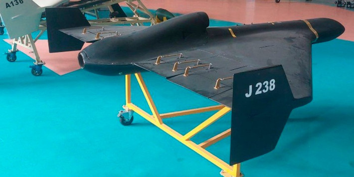 Vũ khí chủ lực để Nga có thể cụ thể hóa ý tưởng này, chính là UAV tự sát tầm xa Geran-3 thế hệ mới, được trang bị động cơ phản lực, tốc độ cao hơn và độ cao bay lên đến 9.100 mét. Geran-3 có trọng lượng cất cánh tối đa 380 kg và đầu đạn lớn hơn, tương tự như tên lửa hành trình loại nhỏ.