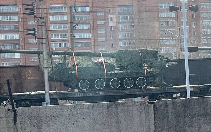 Quân đội Nga bắt đầu sử dụng pháo Koksan trên chiến trường Ukraine từ cuối năm 2024. Theo thông tin tình báo, Nga đã được cung cấp một lượng lớn pháo Koksan từ Triều Tiên, để bổ sung cho các đơn vị pháo binh trên chiến trường.