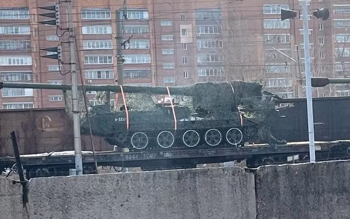 Quân đội Nga bắt đầu sử dụng pháo Koksan trên chiến trường Ukraine từ cuối năm 2024. Theo thông tin tình báo, Nga đã được cung cấp một lượng lớn pháo Koksan từ Triều Tiên, để bổ sung cho các đơn vị pháo binh trên chiến trường.