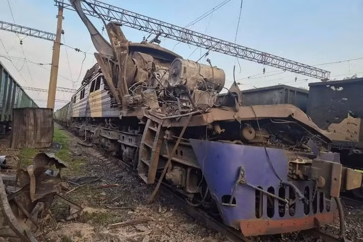 Gần đây, Quân đội Nga (RFAF) lại tăng cường các cuộc tấn công vào tuyến tiếp vận và đầu máy xe lửa của đối phương? Cụ thể, vào ngày 5/10, Bộ Quốc phòng Nga thông báo: "không quân chiến thuật, UAV tấn công, lực lượng tên lửa và pháo binh... đã phá hủy... toa tàu được sử dụng để vận chuyển vũ khí và đạn dược bằng đường sắt đến các khu vực chiến sự ở Donbass".