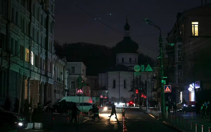 Tại Kiev, thủ đô của Ukraine, nơi nhiệt độ giảm xuống -28°C, ngay cả hơi thở cũng có thể đóng băng thành tinh thể đá. Thành phố đang phải “oằn mình” hứng chịu cú sốc kép của cái lạnh khắc nghiệt và các cuộc không kích từ tên lửa và UAV tấn công của Nga.