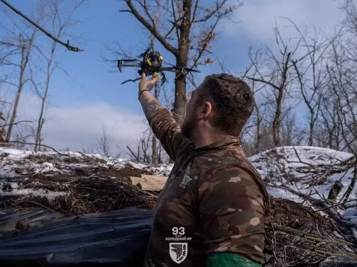 Các toán thủy quân lục chiến RFAF lần lượt tiến ra, và mọi chuyện đều lặp lại như cũ. Đầu tiên, họ vấp phải những bãi mìn dày đặc, chặn đứng toàn bộ bước tiến, nhưng họ không thể rút lui. Vào lúc này, quân Ukraine bắt đầu sử dụng UAV FPV, tấn công tập trung vào các toán lính Nga đang mắc kẹt trong bãi mìn.