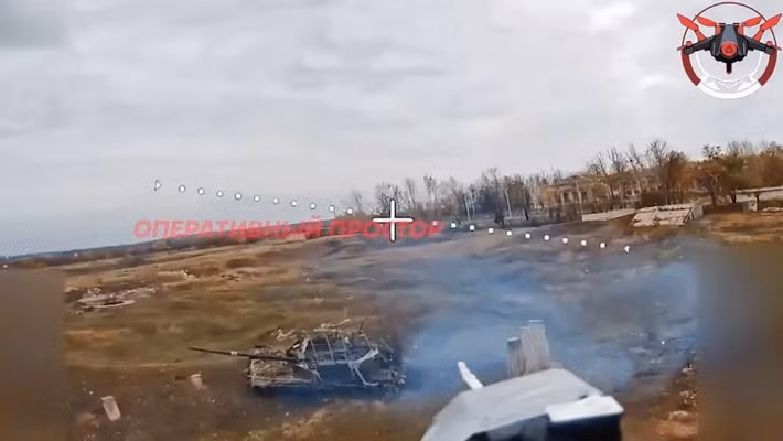 Chiếc xe tăng T-64 của AFU đã nhanh chóng bị phá hủy với một cuộc tấn công bầy đàn của UAV FPV Nga. Cuộc phục kích được thực hiện hầu như không có sự can thiệp trực tiếp của con người, chỉ bằng UAV FPV được quân Nga điều khiển từ xa. (nguồn ảnh Military Review, Rvvoenkory, Ukrinform).