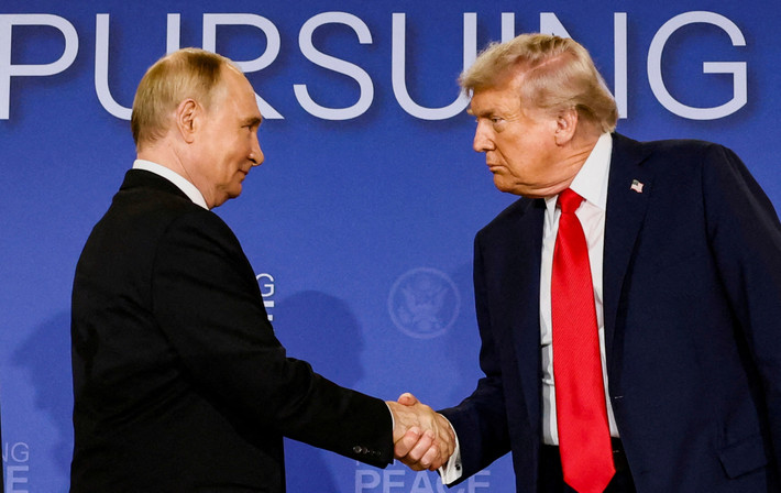 Tổng thống Mỹ Donald Trump gần đây dường như đã hoàn toàn đảo ngược quan điểm về Tổng thống Nga Vladimir Putin, từ việc trước đây gọi ông Putin là "bạn bè", sang giờ đây là đối thủ”.