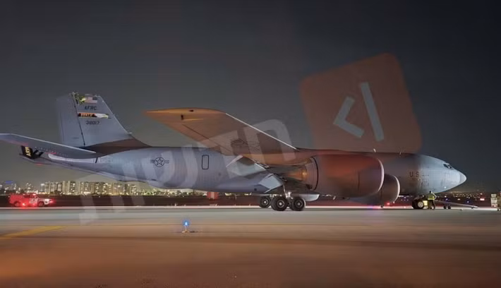 Trước đó, hai máy bay tiếp nhiên liệu KC-135 đã "va chạm" vào nhau, khiến một chiếc bị rơi xuống lãnh thổ Iraq và chiếc còn lại phải hạ cánh khẩn cấp xuống căn cứ không quân Ben Gurion của Israel, sau khi thông báo về tình huống khẩn cấp ở trên không.