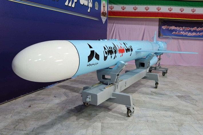 Bên cạnh tên lửa đạn đạo, Iran cũng sở hữu rất nhiều tên lửa hành trình và có nhiều bệ phóng tên lửa chống hạm đặt trên đất liền. Cũng đừng đánh giá thấp tên lửa hành trình chống hạm của Iran, khi lực lượng Houthi ở Yemen, với những tên lửa này, đã phong tỏa thành công khu vực Biển Đỏ.