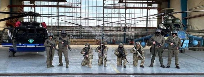 Còn theo một số phân tích khác, lực lượng đặc nhiệm Ukraine đã đổ bộ vào Pokrovsk, bất chấp nguy cơ bị UAV của Nga tấn công, chính xác là để ngăn chặn lính nghĩa vụ của mình chạy tán loạn. Đồng thời ngăn chặn lính đánh thuê và lính Ukraine bị bắt và đầu hàng, trở thành những quân bài mặc cả giá trị trong tay Moskva; từ đó tránh được những khó khăn trong tương lai.