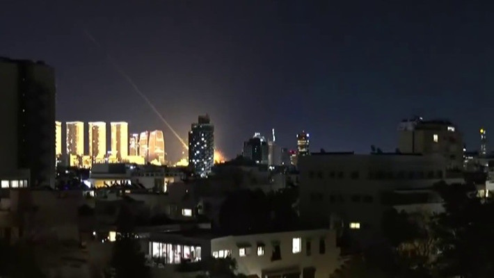 Các nhân chứng tại Tel Aviv nghe thấy nhiều tiếng nổ, nhưng chưa rõ liệu đó là từ tên lửa đánh chặn của Israel, hay từ tên lửa và UAV tấn công của Iran. Các đoạn video khác cho thấy ít nhất hai tên lửa của Iran bay phía trên.