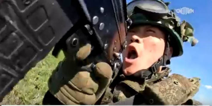 Hơn nữa, ngày càng có nhiều thông tin chứng minh rằng tính chủ động, công tác tổ chức chuẩn bị chiến đấu, kỹ thuật chiến đấu cá nhân và ý chí chiến đấu của quân đội Triều Tiên, mạnh hơn đáng kể so với quân đội Nga và Ukraine. Tất nhiên, điều này cũng liên quan chặt chẽ đến việc quân đội Triều Tiên đã cử lực lượng tinh nhuệ của mình.