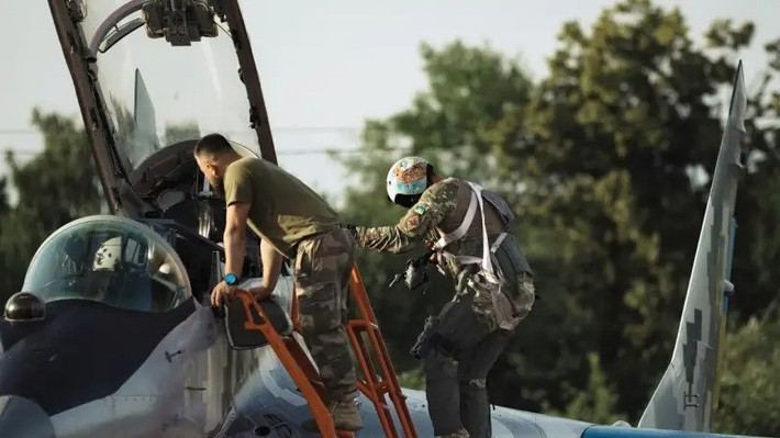 “Tôi chưa nghe nói gì về việc đào tạo hàng loạt phi công Ukraine ở Thụy Điển. Vẫn cần tìm thêm 150 phi công, và xét đến việc thông thường mỗi máy bay chỉ có hai phi công, nghĩa là cần 300 phi công giỏi tiếng Anh – họ sẽ tìm đâu ra nhiều người như vậy?” Krivonos bối rối.