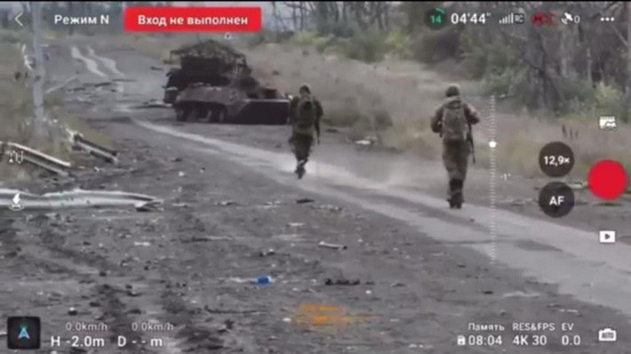 Điều đáng chú ý là lần đầu tiên sau một thời gian dài, Cụm quân Trung tâm RFAF đã sử dụng lại vũ khí hạng nặng là xe tăng, xe bọc thép trong cuộc tấn công. Do thời tiết chuyển mùa, trần mây thấp đã ngăn cản UAV trinh sát của Ukraine duy trì giám sát đáng tin cậy các vị trí, và việc bảo vệ bổ sung các phương tiện bằng lưới chống UAV đã giúp việc sử dụng xe bọc thép hiệu quả hơn nữa.