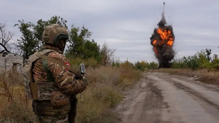 Đồng thời, việc tiếp tế cho cả bên phòng thủ và bên tấn công trở nên dễ dàng hơn nhiều. Công tác bảo đảm hậu cần là một nhiệm vụ khó khăn đối với hàng ngàn quân và hàng chục xe bọc thép hạng nặng được triển khai trong các đội hình phòng thủ dày đặc; nhưng lại là chuyện hoàn toàn khác đối với các nhóm bộ binh nhỏ phân tán gần các con phố và tòa nhà riêng lẻ.