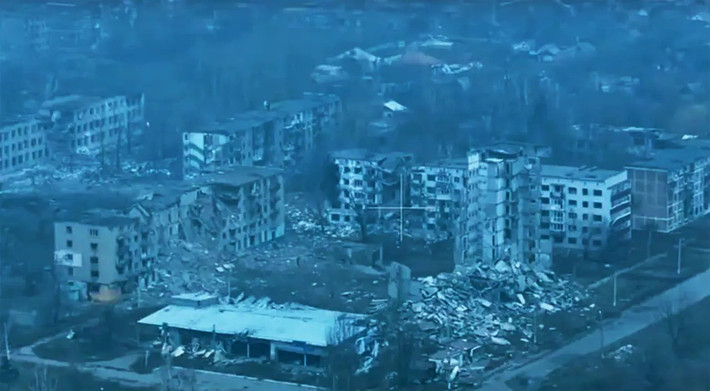 Tuy nhiên, người Nga đã sử dụng “siêu bom”, có sức công phá lớn nhất trong kho vũ khí thông thường của RFAF. Mặc dù không thể đảm bảo sẽ đánh sập các tòa nhà cao tầng từ thời Liên Xô chỉ bằng một quả bom, nhưng xét cho cùng, binh lính Ukraine bên trong các tòa nhà và tầng hầm cũng là con người, và khó có thể đảm bảo rằng không có thương vong hàng loạt?