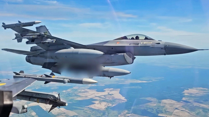 Thẳng thắn mà nói, các phi công lái F-16 của Ukraine hoàn toàn vô tội trong loạt tai nạn này. Máy bay chiến đấu F-16 ban đầu không được thiết kế cho chiến đấu theo kiểu “đơn thương, độc mã” như vậy, nhưng do áp lực của chiến trường, Ukraine buộc phải triển khai F-16 đến những chiến tuyến nguy hiểm nhất.
