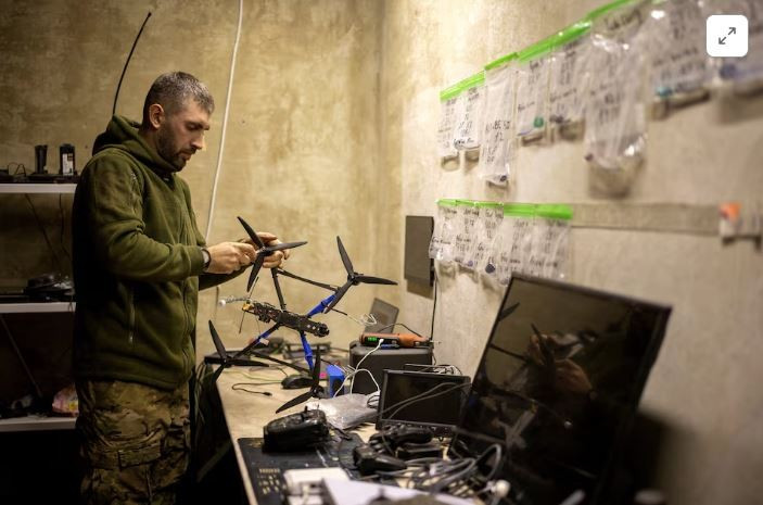 Tướng Syrsky ưu tiên sử dụng vũ khí không người lái, tránh giao tranh cận chiến bất cứ khi nào, để có thể để bảo toàn lực lượng hạn chế của AFU. Trên tiền tuyến, ông chủ yếu sử dụng hỏa lực UAV FPV để chặn quân Nga, cản trở bước tiến của họ trên nhiều mặt trận.