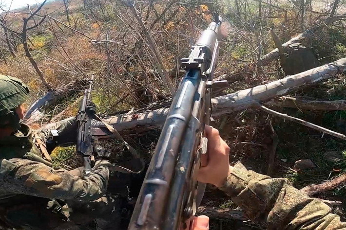 Như vậy, tốc độ tiến quân trung bình của Nga năm 2025 là 13,2 km² mỗi ngày, vượt xa con số năm 2024 (9,9 km² mỗi ngày). Tuy nhiên, tốc độ này vẫn không đều. Tốc độ cao nhất được ghi nhận vào tháng 11, là 21 km² mỗi ngày. Trong khi tháng 10, một trong những tháng chậm nhất trong năm, tốc độ tiến quân giảm xuống còn 8,8 km² mỗi ngày. Đến tháng 12, tốc độ đạt 15 km² mỗi ngày.