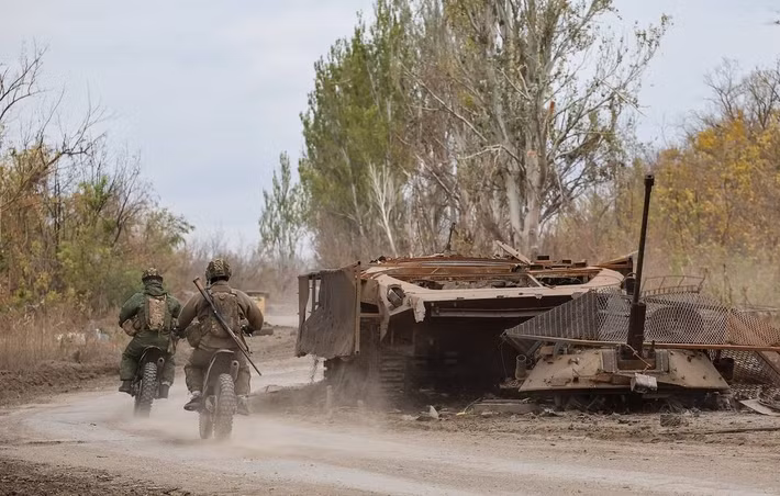 Giờ đây, quân Nga có thể tiến hành các cuộc tấn công phân tán bằng các nhóm bộ binh, sử dụng xe máy để vận chuyển hàng tiếp tế. Sau đó, họ có thể phát động một loạt cuộc tấn công bằng bộ binh vào các cứ điểm của quân Ukraine, một quá trình gian nan nhưng chậm chạp. Họ chỉ có thể chiếm được một ngôi làng trong một tuần, một thị trấn trong vài tháng, và một thành phố nhỏ trong hơn một năm một chút.